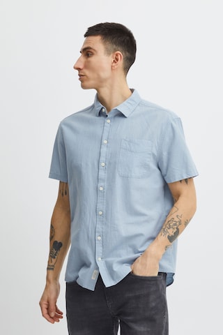 Coupe regular Chemise BLEND en bleu : devant