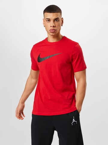 T-Shirt 'Swoosh' Nike Sportswear en rouge : devant