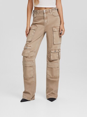 Loosefit Pantalon cargo Bershka en marron : devant