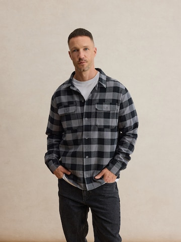 DAN FOX APPAREL Regular fit Πουκάμισο 'Efe' σε γκρι: μπροστά