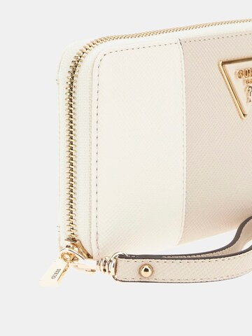 GUESS Portemonnaie 'Laurel' in Beige