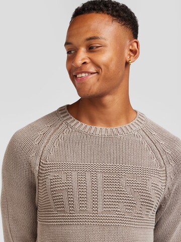 GUESS Trui 'ELLERY' in Bruin