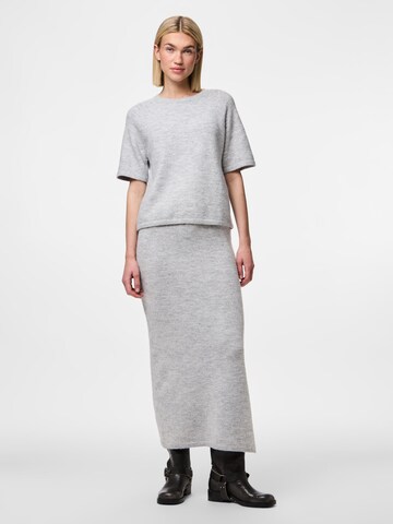 Maglietta 'PCMikela' di PIECES in grigio