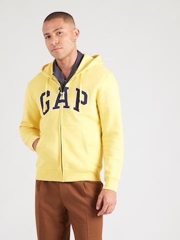GAP Sweatjacka 'HERITAGE' i gul: framsida