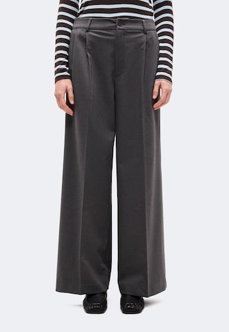 Karo Kauer - Loosefit Pantalón plisado en gris: frente