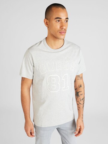 T-Shirt GUESS en gris : devant