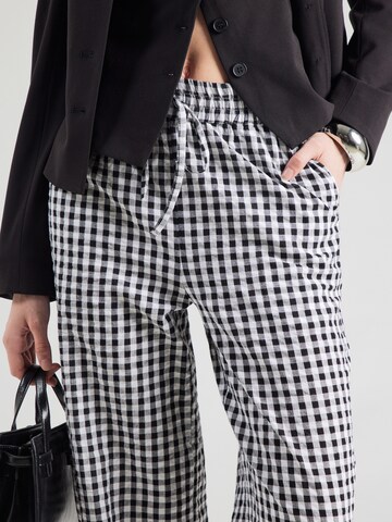 PIECES - Pierna ancha Pantalón 'PCHEIDI' en negro
