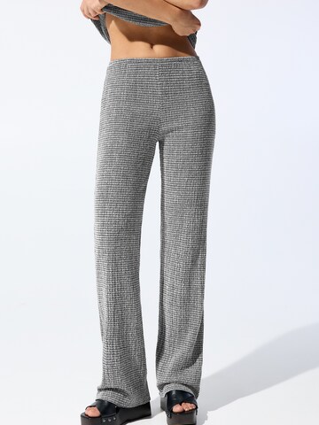 Pull&Bear Loose fit Trousers in Grey: front