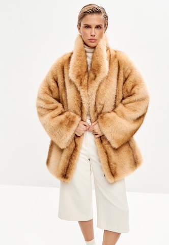 CESARE GASPARI Wintermantel in Beige: voorkant