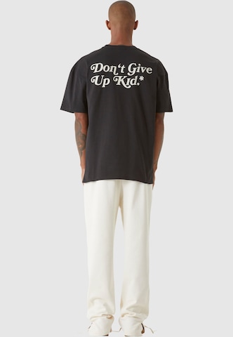 Tricou 'Dont't Give Up Kid' de la 9N1M SENSE pe negru