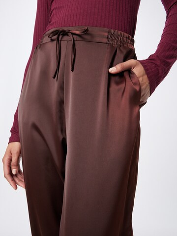 Effilé Pantalon 'Ramona' ABOUT YOU en marron