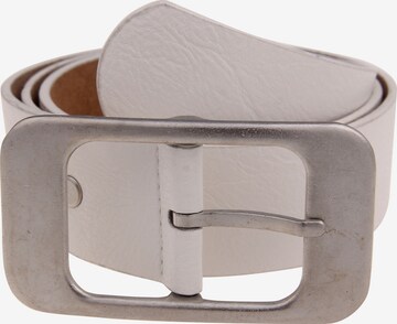 Leslii Belt in White: front