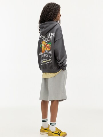 Pull&Bear Sweatshirt 'PEACH' in Schwarz