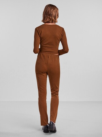 PIECES Slimfit Broek 'LINA' in Bruin