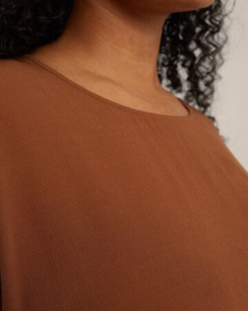 T-shirt WE Fashion en marron