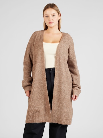 Cardigan 'Mili' Vero Moda Curve en marron : devant