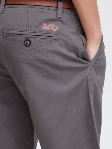 !Solid Regular Chinoshorts 'Montijo' in Grau