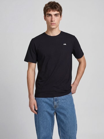 Tricou de la JJ Rebel pe albastru
