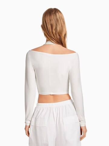 Tricou de la Bershka pe alb