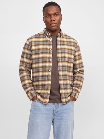 JACK & JONES - Ajuste regular Camisa en marrón: frente