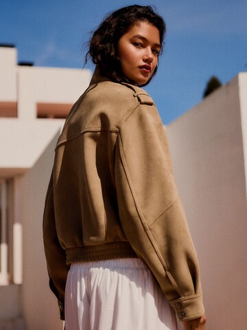 BershkaPrijelazna jakna - smeđa boja