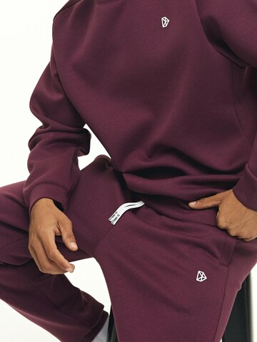 Tapered Pantaloni 'RECREATION Scuba Jogger' di DRILLS Apparel in rosso