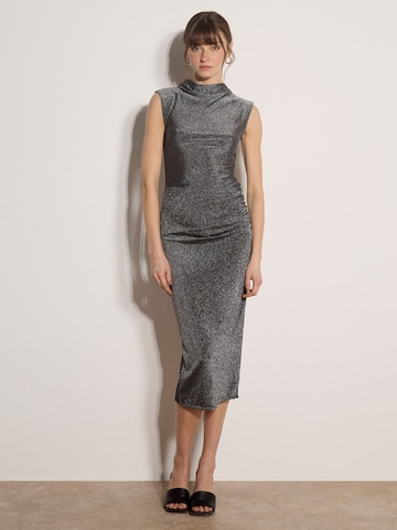 Apricot Glitter Ruched Bodycon Midaxi Dress ' Midaxi-Kleid mit Rüschen ' in Silber: Vorderseite