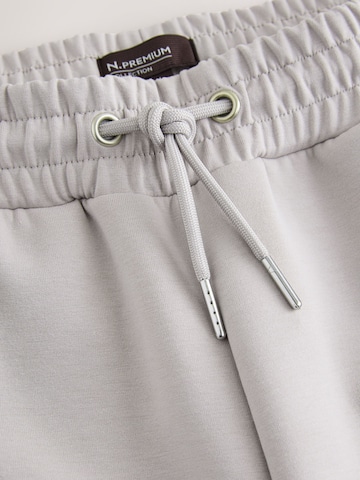 Next Слим Плиссированные брюки в Серый