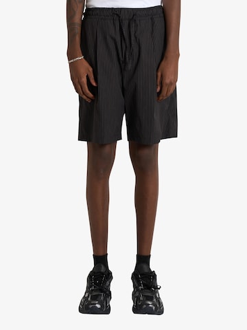 regular Pantaloni con pieghe di LOW BRAND in nero: frontale