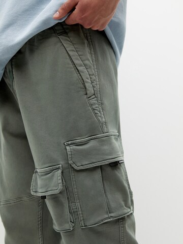 Tapered Pantaloni cu buzunare de la Pull&Bear pe verde