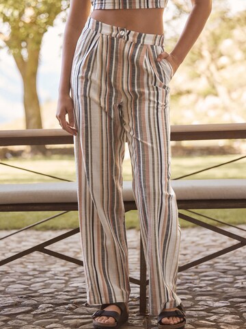 Next - Pierna ancha Pantalón plisado en blanco