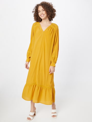 PULZ Jeans - Vestidos camiseiros 'DEE' em amarelo: frente