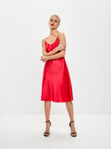 Serena Silueta Kjole 'Below the knee satin slip dress 'Grace'' i rød