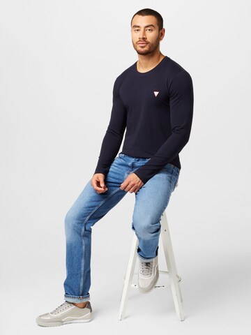 GUESS Bluser & t-shirts i blå