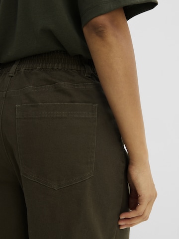Barrel Pantaloni con pieghe di bonprix in verde