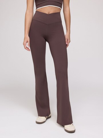 Flared Leggings di Osia in marrone: frontale
