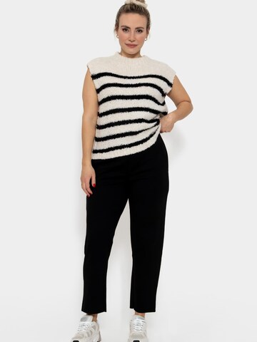 SASSYCLASSY Regular Chinohose in Schwarz