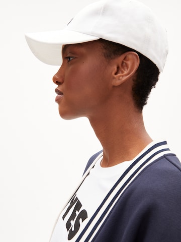 Casquette 'YENAAS MAAYBE' ARMEDANGELS en blanc