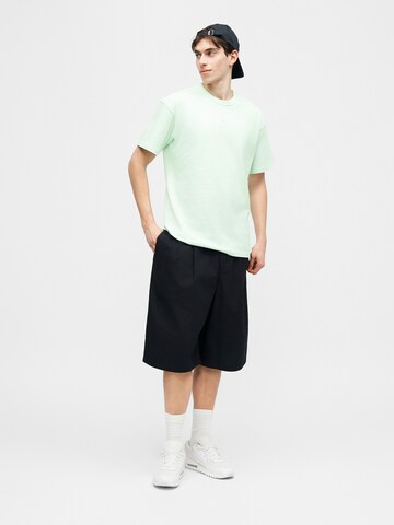 Nike Sportswear Μπλουζάκι 'PREM ESS' σε πράσινο