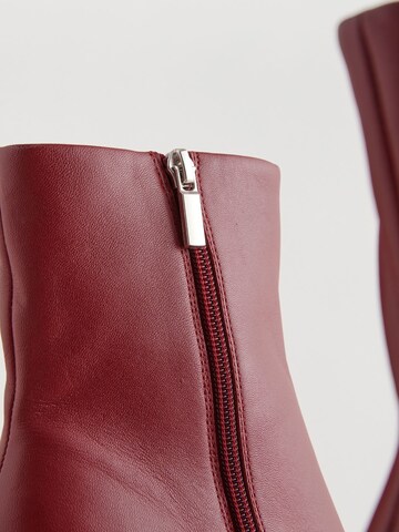 Next Bootie in Red