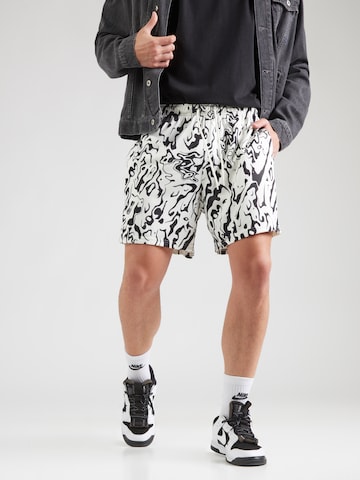 Nike Sportswear Обычный Штаны 'CLUB' в Белый: спереди