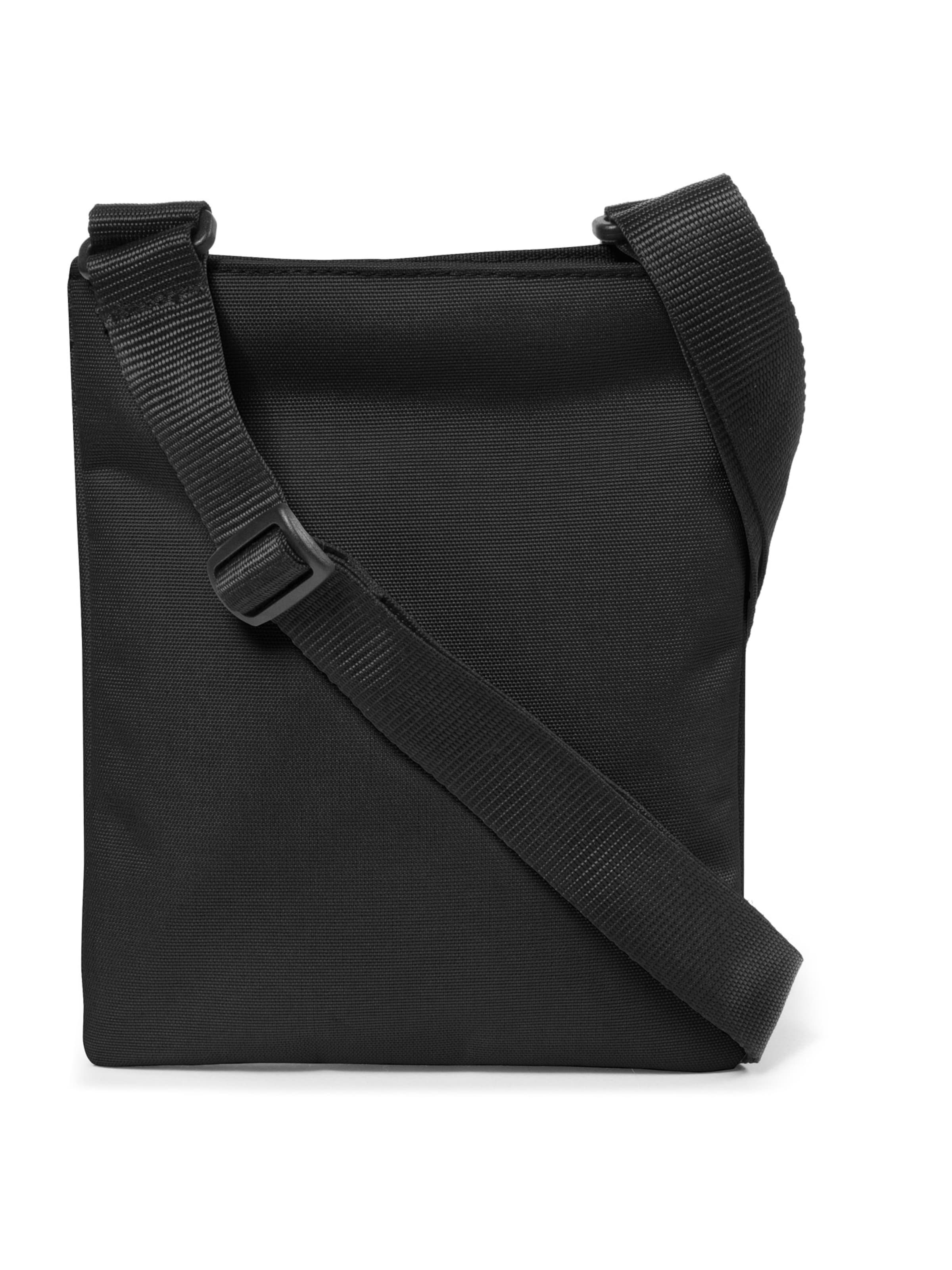 EASTPAK Skuldertaske 'Rusher' i sort