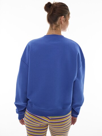 ABOUT YOU x Laura Giurcanu - Sweatshirt 'Elisabeth' em azul