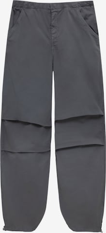 Pantaloni de la Pull&Bear pe gri: față