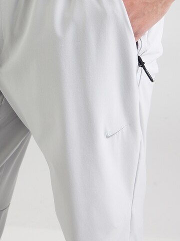 Effilé Pantalon de sport 'UNLIMITED' NIKE en gris