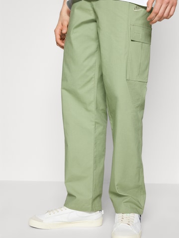 Nike Sportswear Loosefit Gargohousut 'CLUB' värissä vihreä