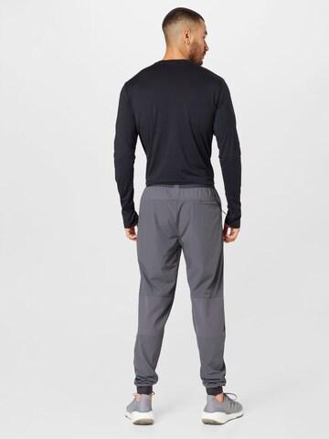 Tapered Pantaloni sportivi di Superdry in grigio