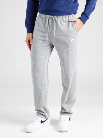 Tapered Pantaloni 'Club Fleece' di Nike Sportswear in grigio: frontale