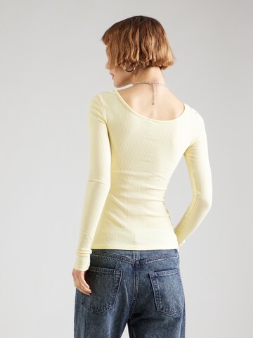 PIECES - Camiseta 'PCKITTE' en amarillo