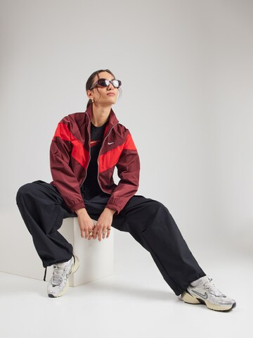 Nike Sportswear Φθινοπωρινό και ανοιξιάτικο μπουφάν σε κόκκινο